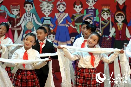 西藏鑄牢中華民族共同體意識青少年主題展館開館儀式上各族青少年表演節目。 人民網 李海霞攝