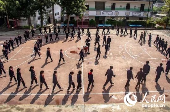 課間，寶豐中心完全小學學生們踩著鼓點節奏踏歌起舞。人民網記者 劉怡攝