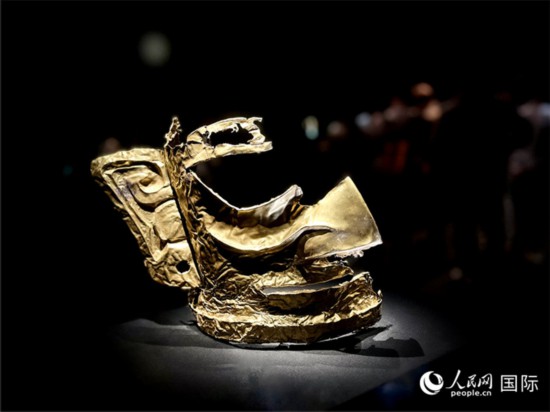 三星堆博物館中展出的黃金金面具。人民網記者 羨江楠攝