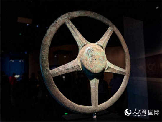 三星堆博物館中展出的太陽輪。人民網記者 羨江楠攝