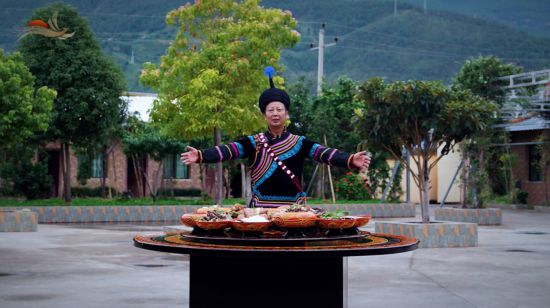 （图：彝族文化研究者阿别如火）