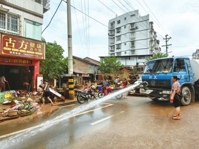 消防车送水“解渴”洒水车帮餐馆“冲澡”