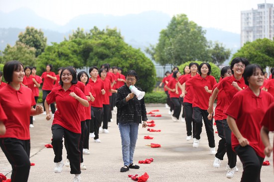 華坪女高學生在跳課間操。人民網記者 李發興攝