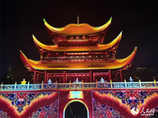 光影点亮岳阳楼。人民网记者 吴茜薇摄
