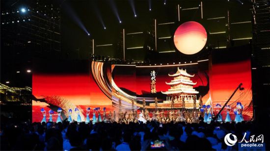 融合虚拟技术与大屏幕视觉呈现不同朝代的岳阳楼。人民网记者 吴茜薇摄