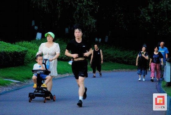 南湖公園成為市民休閑運動的好去處 記者 曾濤 攝