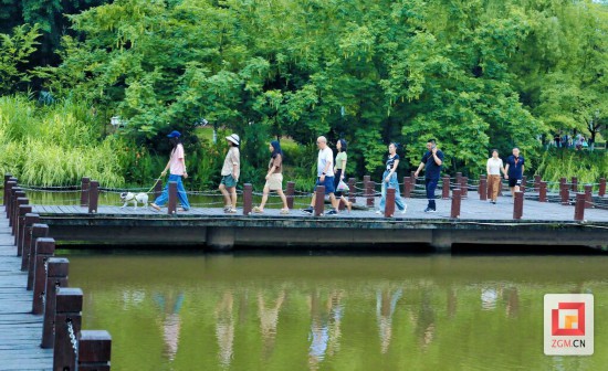 公園裡，市民在悠閑散步。 記者 曾濤 攝