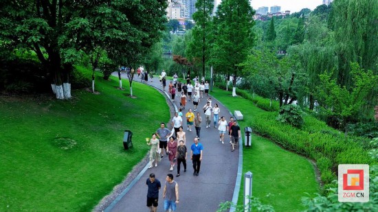 傍晚的南湖公園很熱鬧 記者 曾濤 攝