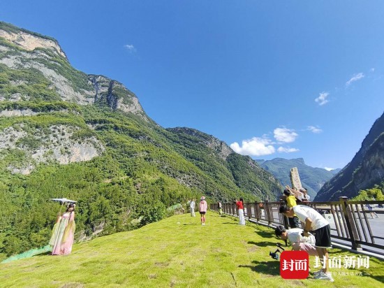 博主們在巴山大峽谷仙女岩拍攝創作。（拍攝：謝杰）