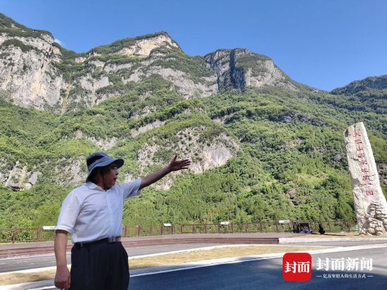 達州本土巴文化專家、土家文化研究會會長張國述介紹巴山文化。（拍攝：謝杰）