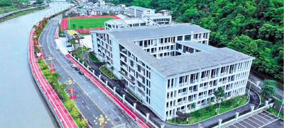 宝兴县中学（灵关校区）依山傍水、设施完善，为县域教育提质赋能 图片由宝兴融媒提供