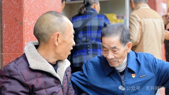 黃才義勸說“五老”當志願者.png